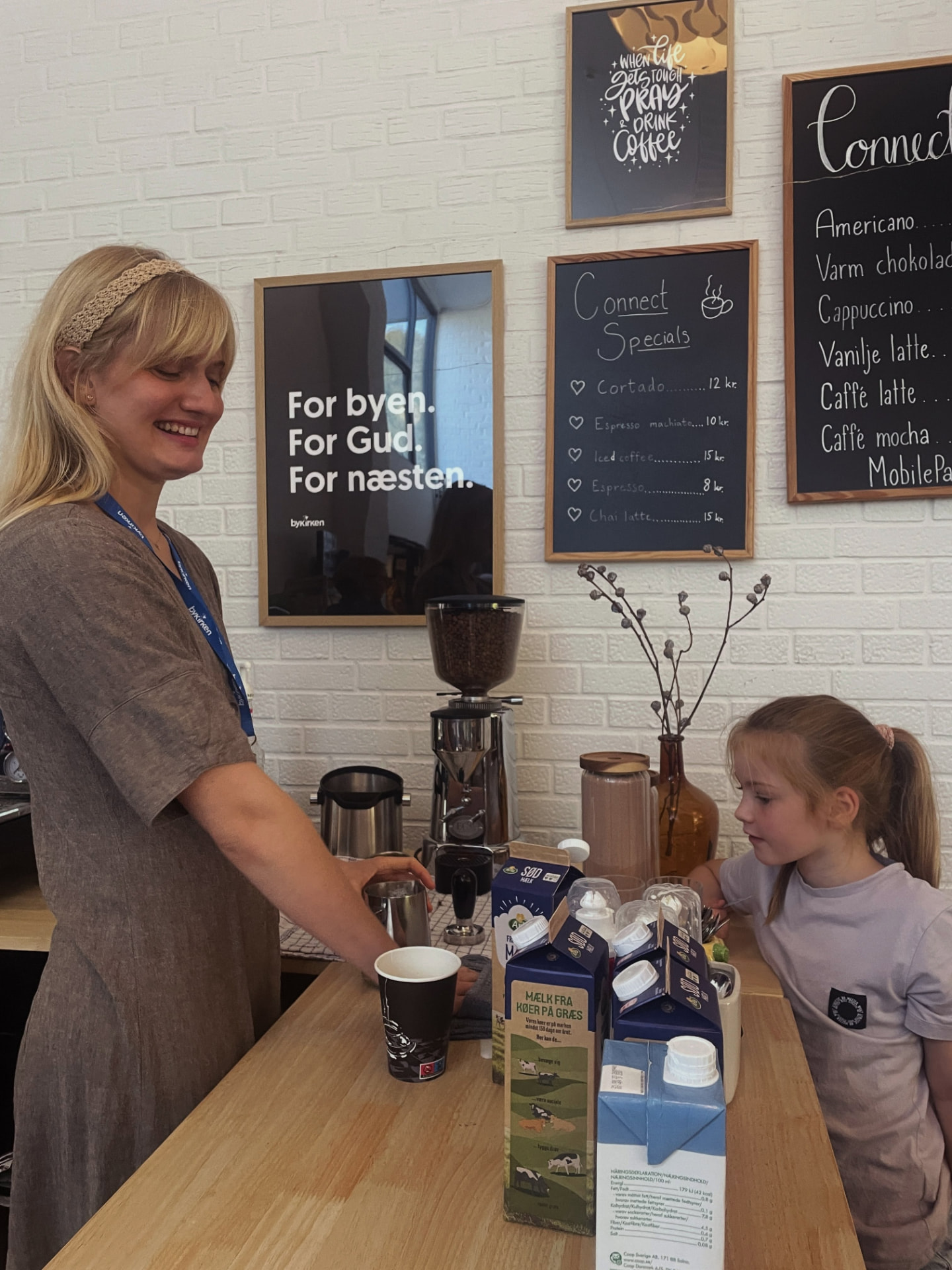 A volunteer and a child in the café at Bykirken