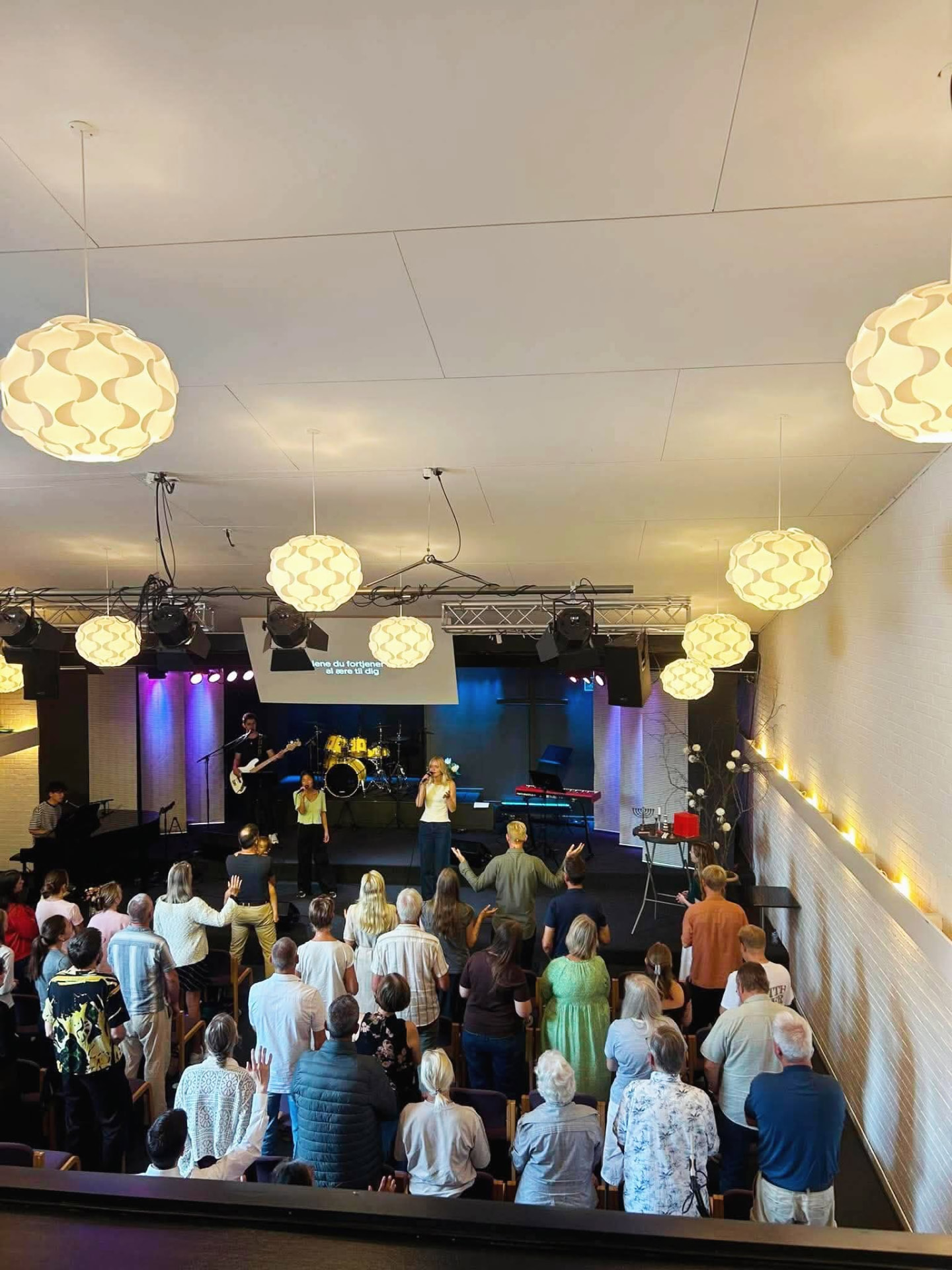 A church service with worship, seen from the balcony at Bykirken